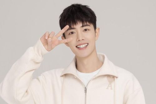Tiêu Chiến khiến fan 'tan chảy' với bộ ảnh dễ thương kèm thông điệp: Hãy là một người lớn như trẻ con!