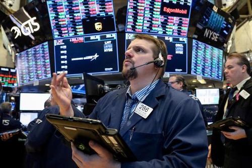 S&P 500 trượt dốc dù cổ phiếu năng lượng, tài chính bùng nổ