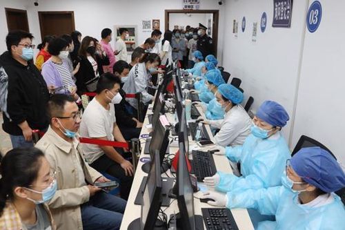 Tiêm 20 triệu mũi vaccine/ngày, vì sao Trung Quốc vẫn đóng cửa biên giới?