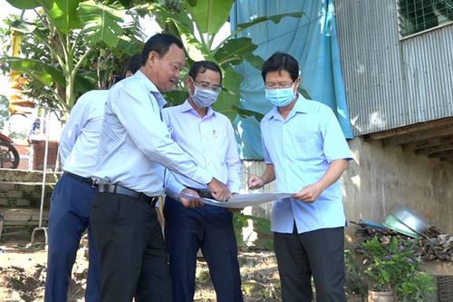 Lãnh đạo tỉnh khảo sát nông nghiệp tại huyện Hồng Ngự