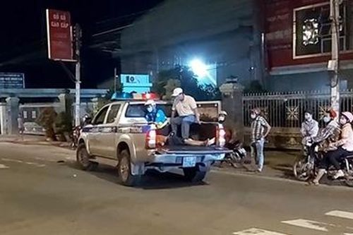 CSGT dùng xe đặc chủng đưa nạn nhân đi cấp cứu