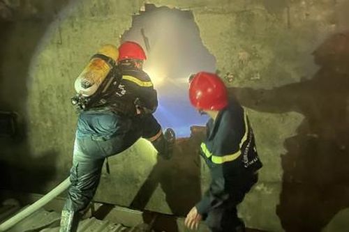 TPHCM: Cháy lớn trong đêm, vợ chết, chồng và con được đưa đi cấp cứu