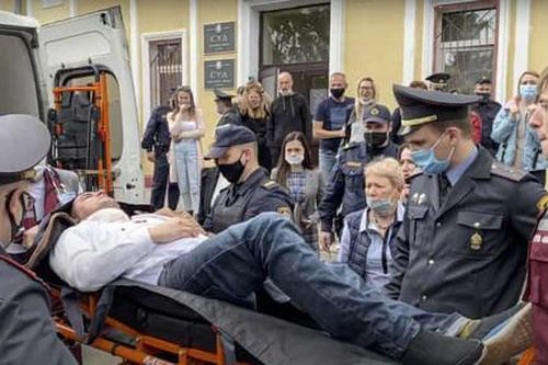 Nhà hoạt động Belarus tự tử ngay giữa phiên tòa