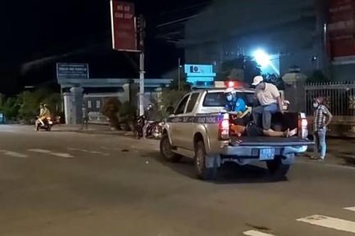 CSGT dùng xe đặc chủng đưa người bị tai nạn đi cấp cứu