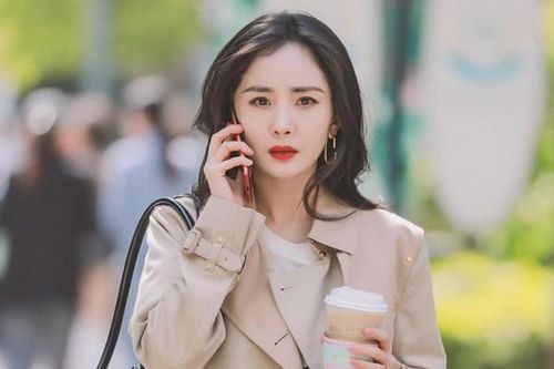 Dương Mịch bị 'ném đá' khi để trợ lý dẹp đường cho mình đi qua