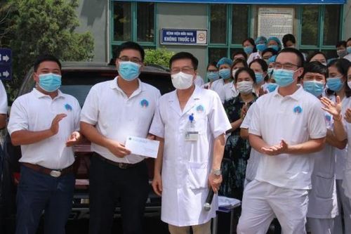 12 thầy thuốc BV Hữu Nghị đến Bắc Giang điều trị bệnh nhân COVID-19