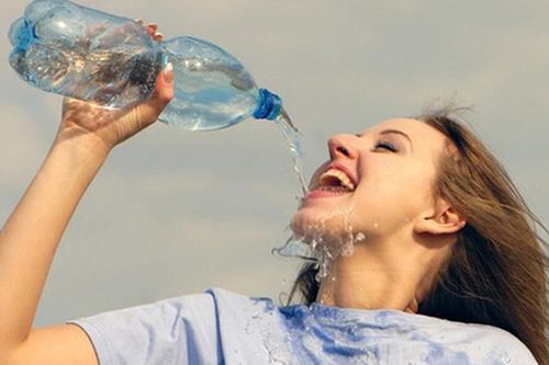 Cách giữ sức khỏe tốt trong những ngày nắng nóng kéo dài