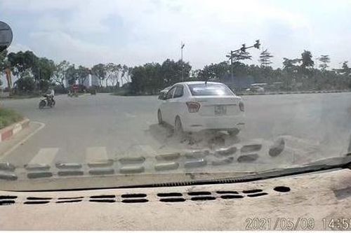 Tài xế xe ôtô bị phạt 4 triệu đồng, tước bằng 2 tháng vì vượt đèn đỏ