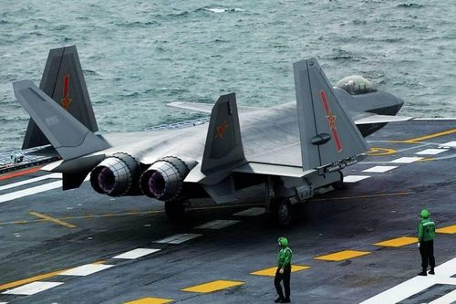 Báo Mỹ: Tàu sân bay Trung Quốc bội phần nguy hiểm khi bổ sung J-20