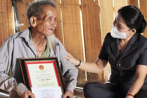 Bình Định: Thăm chúc mừng ngày người cao tuổi Việt Nam 6/6