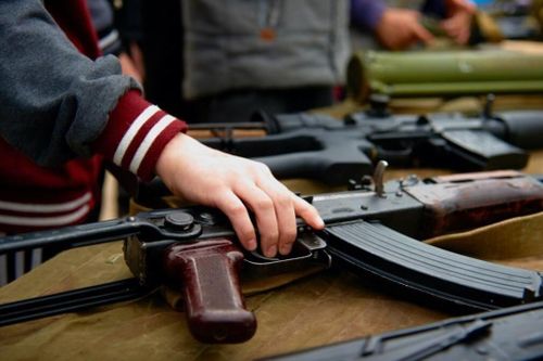 Hai đứa trẻ dùng AK-47 đấu súng với cảnh sát Florida
