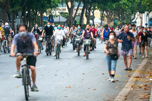 Nhiều người đạp xe, đi bộ ven khu vực cấm bên hồ Gươm