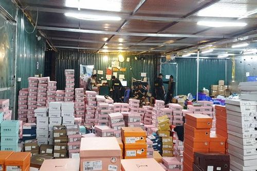 Một cảnh sát chống buôn lậu ở TP.HCM bị bắt