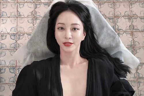 Han Ye Seul tiết lộ quá khứ làm việc ở quán karaoke của bạn trai