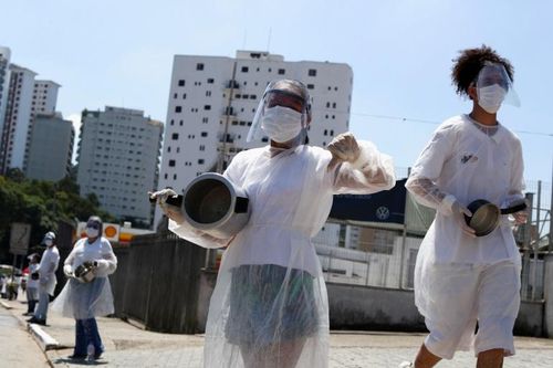 Dân Brazil 'gõ nồi' biểu tình vì 2.500 người chết một ngày