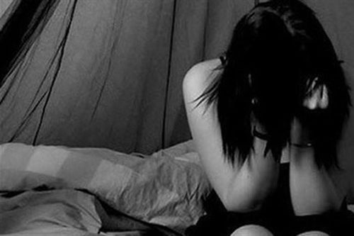 Dùng ảnh nóng để ép bạn gái quan hệ tình dục