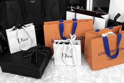 Không đủ tiền, người trẻ mua vỏ hộp hàng hiệu để sống ảo