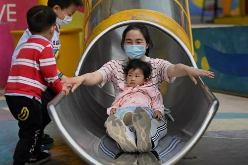 'Sinh một con còn phải cân nhắc, nói gì đến đẻ 3 đứa'