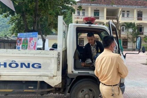 Cảnh sát giao thông đưa thí sinh bị hỏng xe đến điểm thi