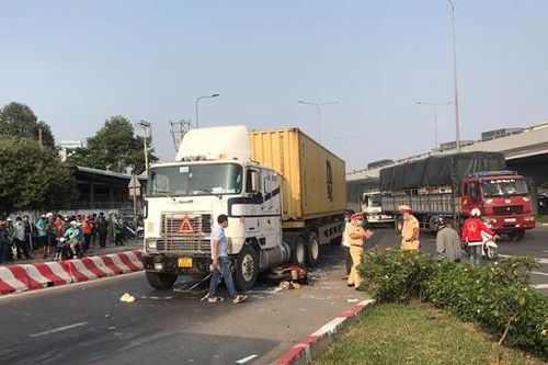 Xử phạt lái xe container đánh võng, lạng lách trên QL5 hòng chống đối cảnh sát giao thông
