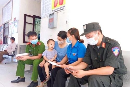 Bộ Y tế tặng bằng khen cho 2 chiến sĩ công an hiến máu cứu trẻ em trong vùng dịch