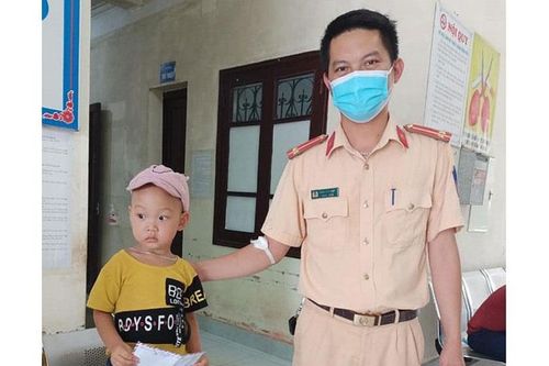 Cảnh sát giao thông hiến máu giúp cháu bé đang cách ly y tế