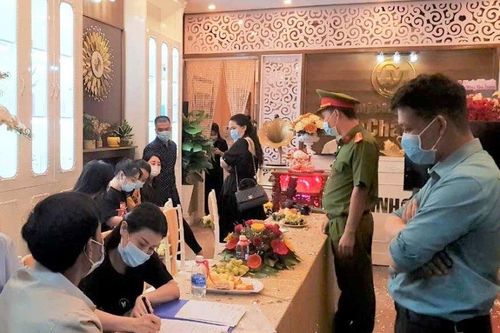 Khai trương mùa dịch, thẩm mỹ viện bị thu hồi giấy phép