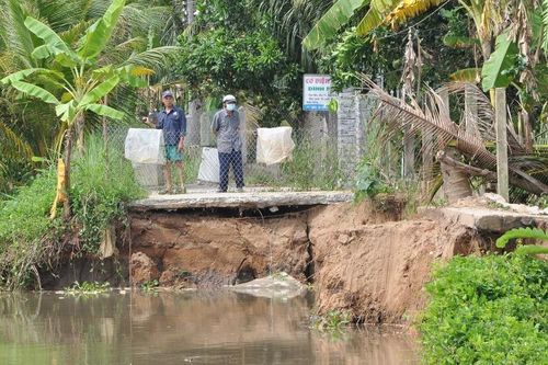 Sạt lở đoạn đường bờ tây sông Rạch Gầm