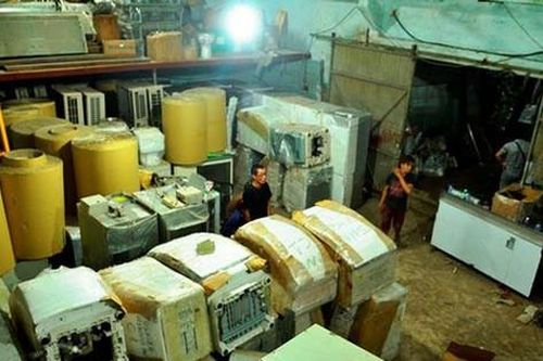 Cảnh sát phụ trách chống buôn lậu bị bắt về tội... buôn lậu