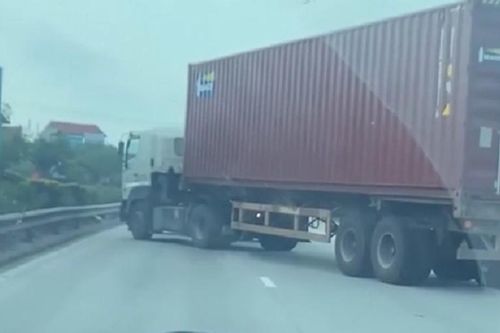 Bị CSGT yêu cầu dừng xe, container lạng lách đánh võng QL5