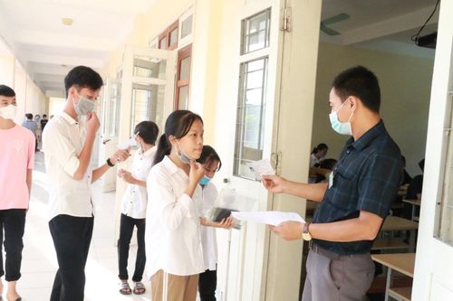 Hơn 36 nghìn thí sinh Nghệ An chính thức thi vào lớp 10 trong nắng nóng đỉnh điểm