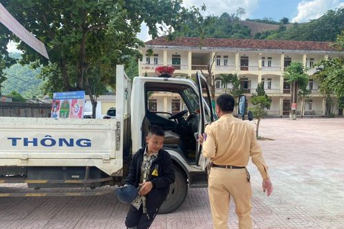 Hỏng xe cách điểm thi 20km, thí sinh được CSGT cấp tốc hộ tống kịp giờ thi