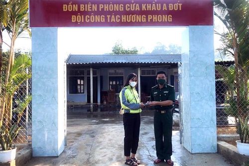 Cán bộ Biên phòng trả lại điện thoại cho người đánh rơi