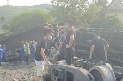 Quảng Ninh: Đứt khớp nối 7 toa tàu lật nghiêng khiến 1 cháu bé bị thương