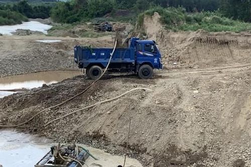 Ngang nhiên 'băm nát' bờ sông Chò