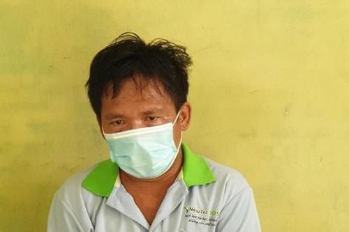 Bé gái đang đạp xe bất ngờ bị gã bán vé số quật xuống vệ đường để hiếp dâm