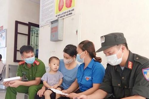 Bộ trưởng Y tế tặng bằng khen cho công an hiến máu cứu trẻ ở vùng dịch Bắc Giang