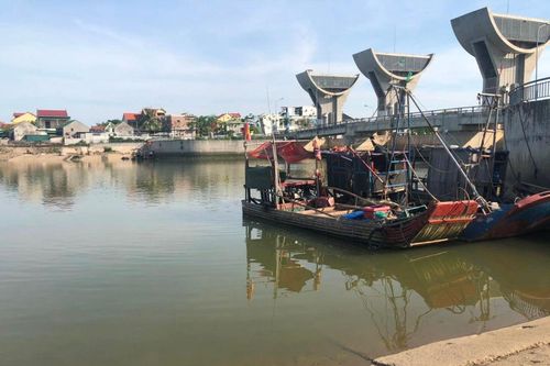 Chơi ở bến neo tàu cá, bé gái 7 tuổi đuối nước tử vong