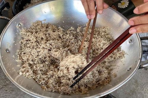 Nắng như đổ lửa, hối hả rang ruốc gửi tâm dịch