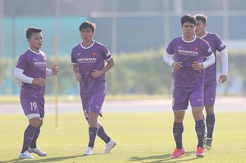 Quang Hải, Công Phượng ngái ngủ trên sân tập