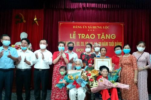 Trao Huy hiệu Đảng cho 49 đảng viên ở xã Hưng Lộc (TP Vinh)