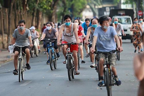 Người dân vẫn đổ ra hồ Gươm tập thể dục, lơ là thực hiện phòng dịch