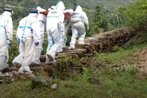 Cảm phục đội cứu hộ leo 7km đường núi, đưa bệnh nhân COVID-19 82 tuổi nhập viện