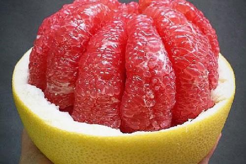 Học mẹ 2 con bổ bưởi không gần gọt vỏ, múi nào múi đấy đẹp không tì vết