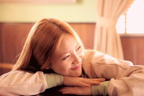 'Bé út Red Velvet' Yeri đăng ảnh tình tứ bên trai lạ khiến fan không khỏi xôn xao