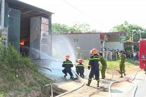 Cháy lớn tại kho chứa mùn cưa thuộc xã Yên Kiện, huyện Đoan Hùng
