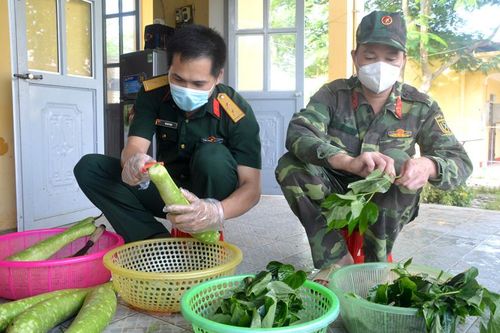 Những 'anh nuôi' ở khu cách ly