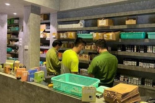 Thu giữ hơn 30.000 sản phẩm thuốc lá điện tử tại The Vape Club