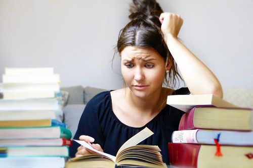Cha mẹ cần làm gì để giúp con bớt áp lực thi cử?