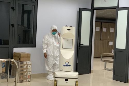 Robot khử khuẩn đến Bắc Giang hỗ trợ chống dịch